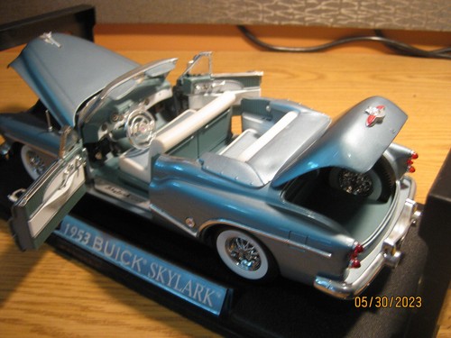 1/18 1953 BUICK SKYLARK CONVERTIBLE , L. METALLIC BLUE BY MOTOR WORKS #73129 - Picture 20 of 22