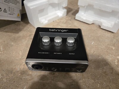 Behringer U-Phoria UM2 USB  Audio Interface  microphone sound preamp