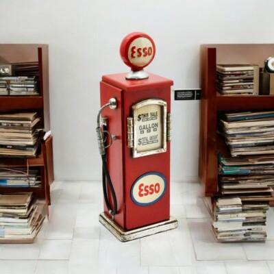 希少　洋書 Essoコレクション　Gas ガスライト　ミニカー　コレクターブック Retro Petrol Pump Esso Cabinet Storage CD DVD Art Deco Shabby Chic