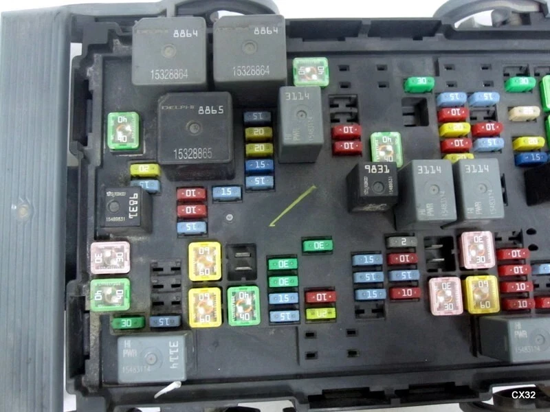 2007-2009 Chevy Suburban 1500 Engine Fuse Box Module Factory OEM - Imagem 3 de 4