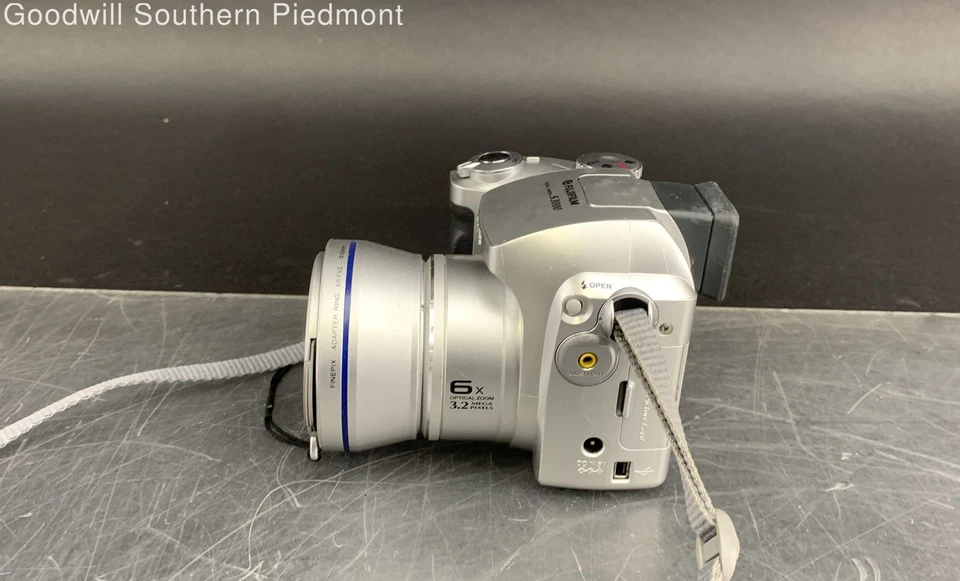 FinePix S3000 3.1MP Digital Camera - Tested - Image 3 of 4