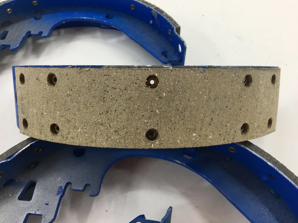 NAPA BRAND BRAKE SHOE SET FITS BEL AIR 1971-75 SEVILLE 1976 ELECTRA 225 1971-75 - Image 2 of 3