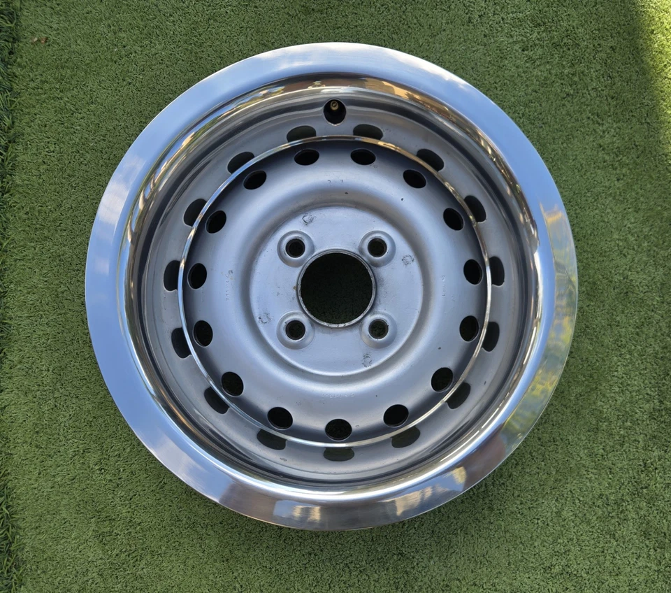 Rueda de acero Triumph TR6 con anillo de ajuste y tapa central, PN 311243 Foto 3 de 4