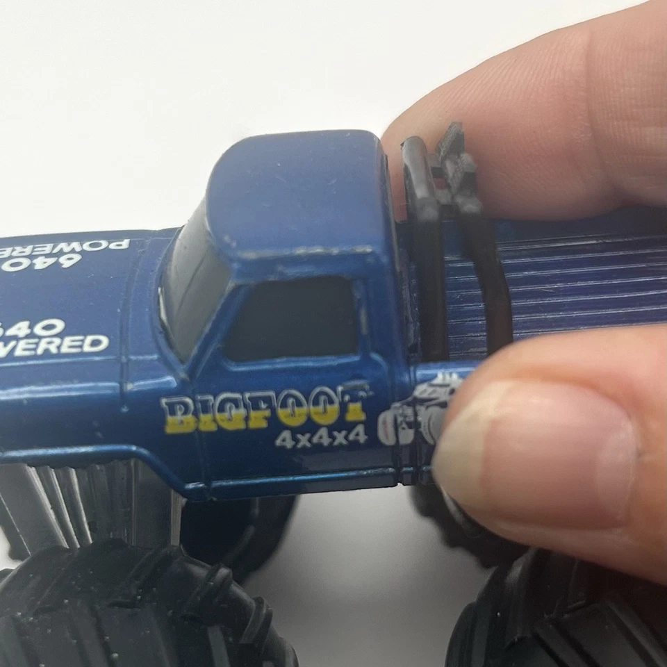 Monster Truck Ford Bigfoot 1985 Matchbox vintage 4x4x4 640 motorizado 1:64 Foto 4 de 4
