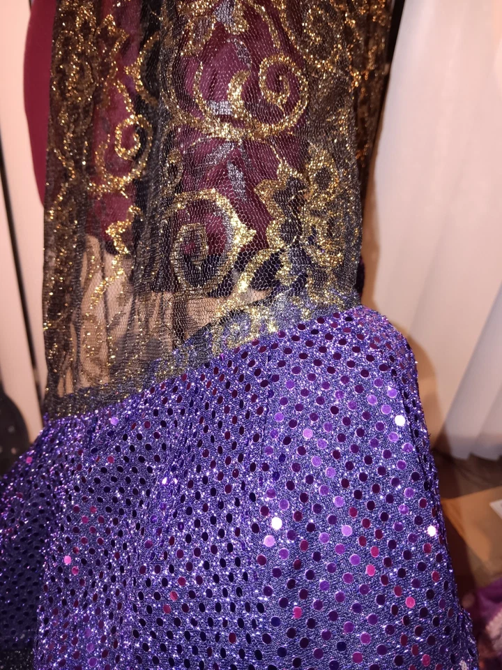 Velo de danza del vientre encaje negro y dorado con volantes morados usado Foto 4 de 4