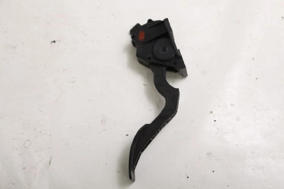 Pedal acelerador Mazda 2 DE 08N07E00088 DF7141600B 1.5 75 KW 102 CV gasolina 10-2011 Foto 3 de 3