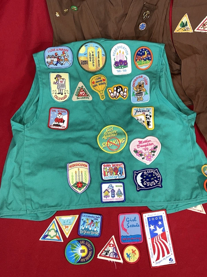 Vintage ‘90’s Brownie Girl Scouts Vest Sash Uniform Patches Lot M 10-12 - Image 2 of 4
