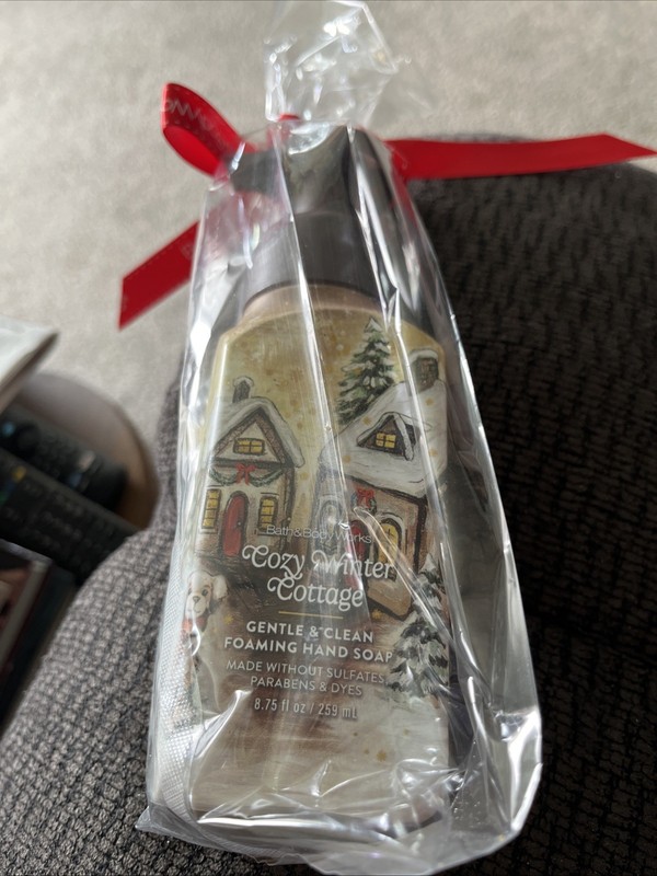 BATH & BODY WORKS COZY WINTER COTTAGE FOAMING HAND SOAP 8.75 Oz. NEW