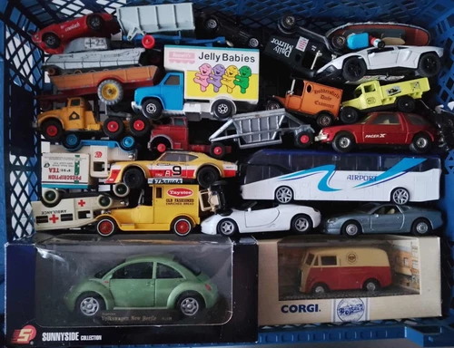 VINTAGE & LATER DIECAST TOY JOB LOT MATCHBOX DINKY CORGI & OTHERS CARS VANS etc