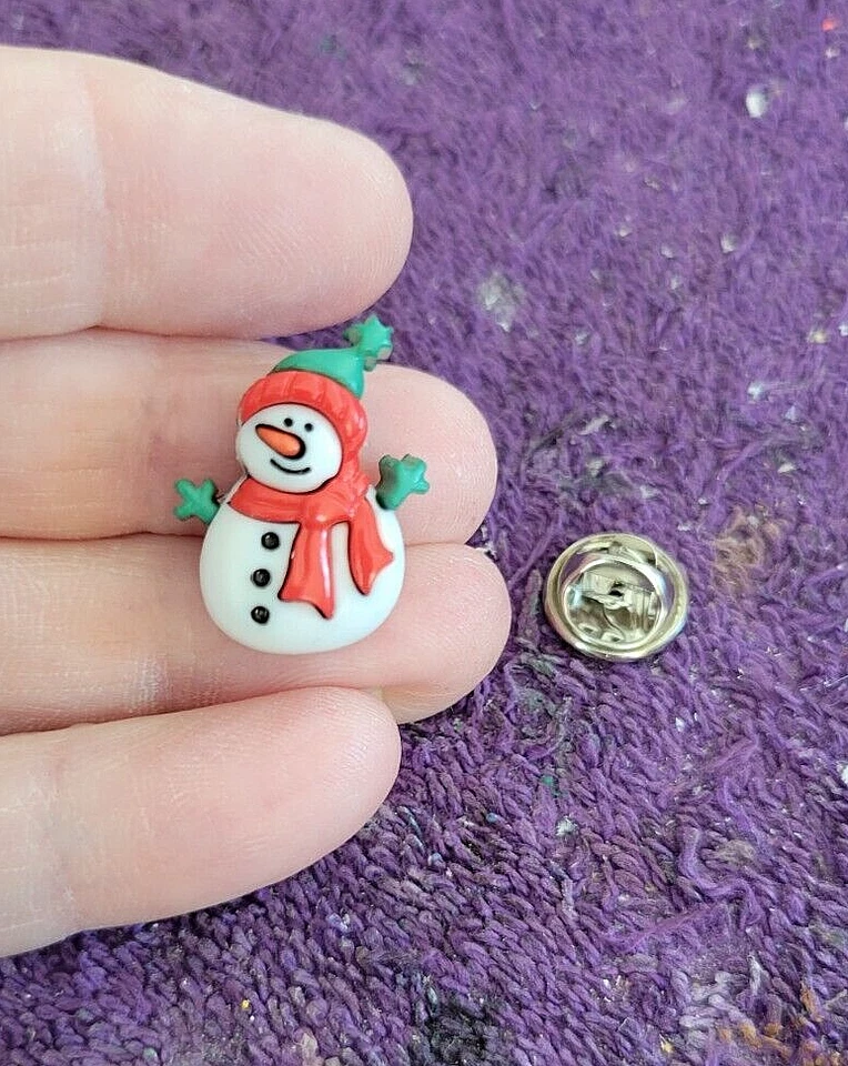 ^ Boneco de neve de Natal cachecol vermelho e chapéu amarrar pin de lapela - perfeito para a temporada - Imagem 2 de 4