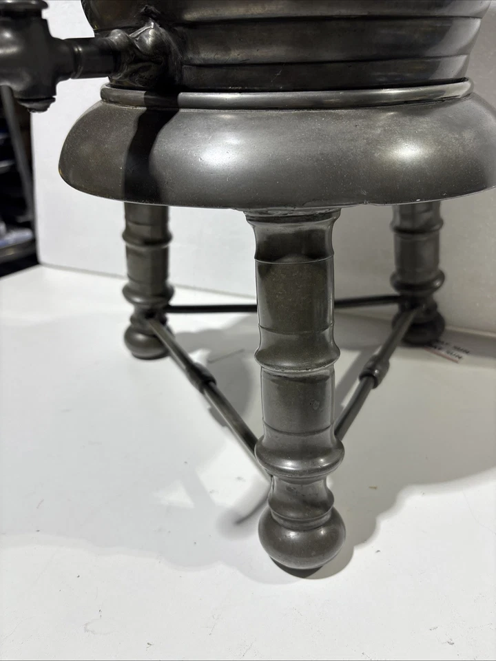 Antigua cisterna de pie de peltre del siglo XVIII con caño, lanzas y risa Foto 3 de 4