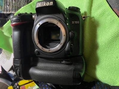 Nikon D7100 24.1 MP Digital SLR Camera w/Grip 4,extra Battery