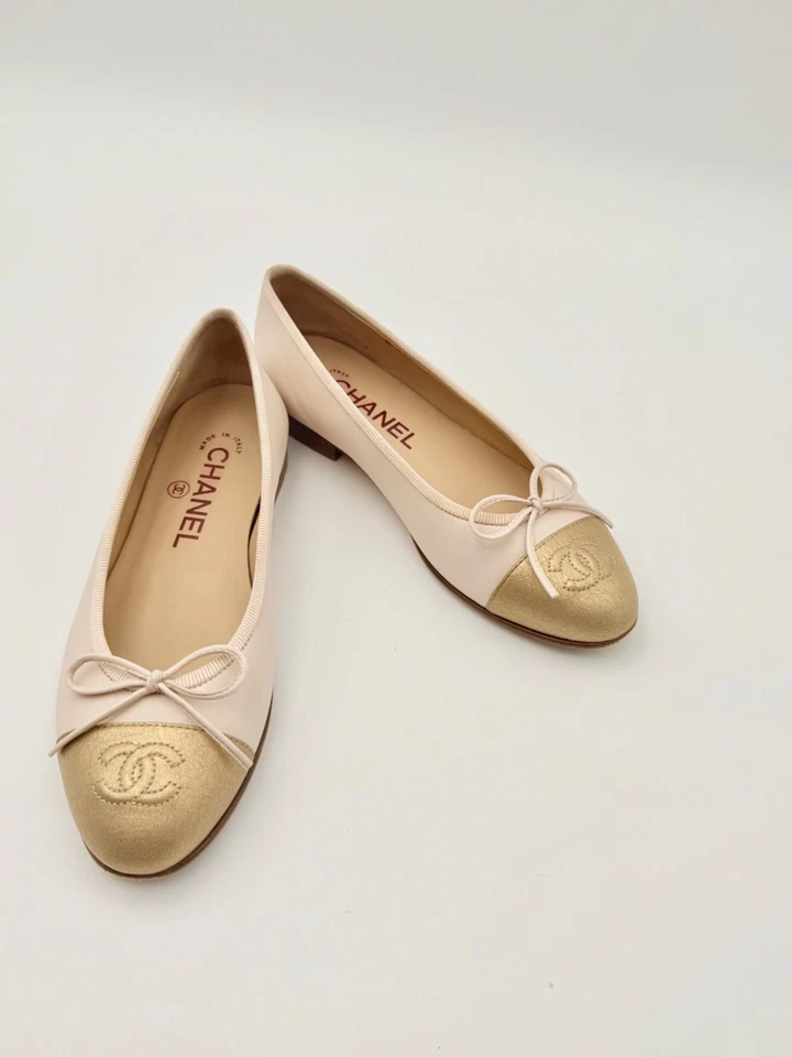 Bailarina Chanel Classic Puntera-Puntera Plana 34.5 — Crema Clara y Oro Metálico, Lazo Foto 4 de 4