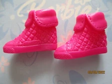 BARBIE DOLL / PAIR OF SHOES: BOOTS, PUMPS ....... (566)