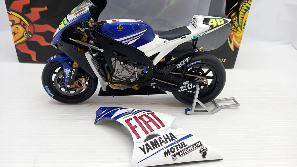 Minichamps MIN122073046 Yamaha YZR-M1 V. Rossi 2007 1/12 - Imagen 2 de 4