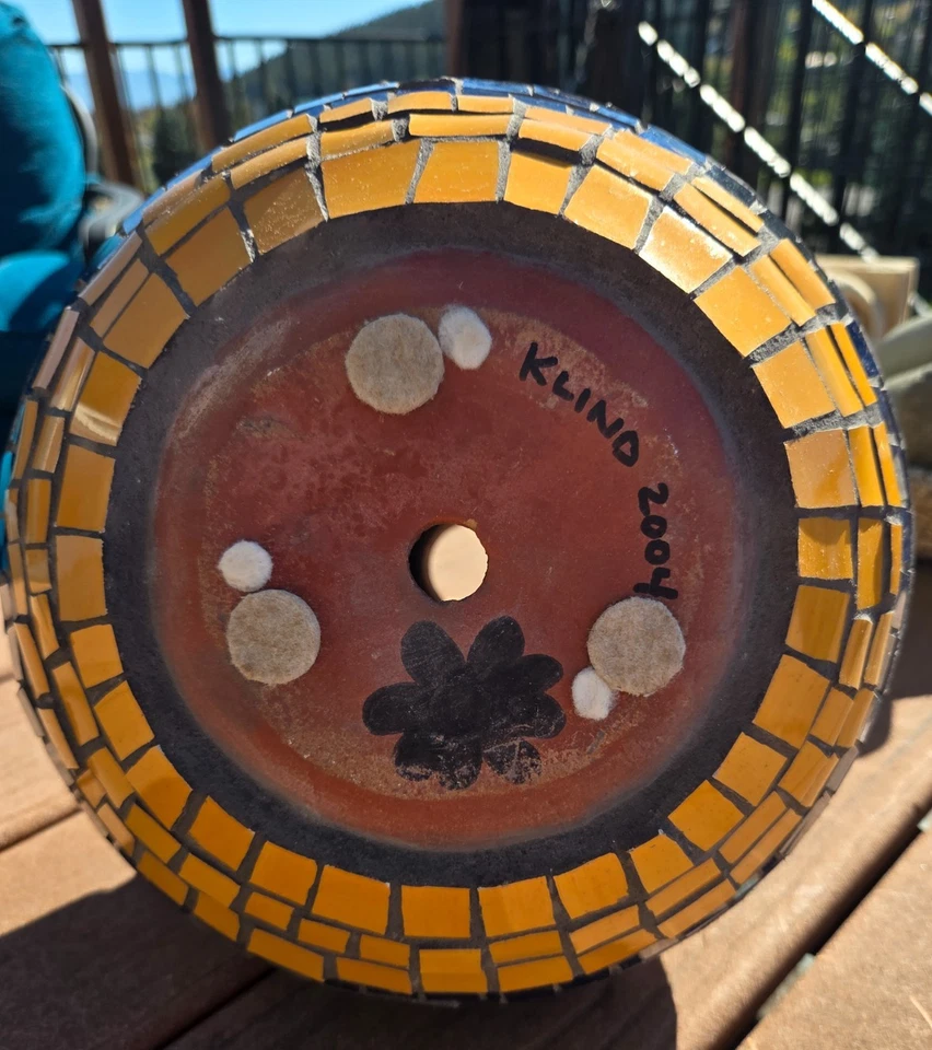 Jarrón grande vintage 2004 mosaico azulejo terracota 13" libélulas azul amarillo Foto 4 de 4