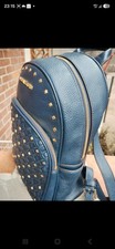 Michael Kors Zaino in pelle blu con borchie dorate e tasca frontale intrecciata
