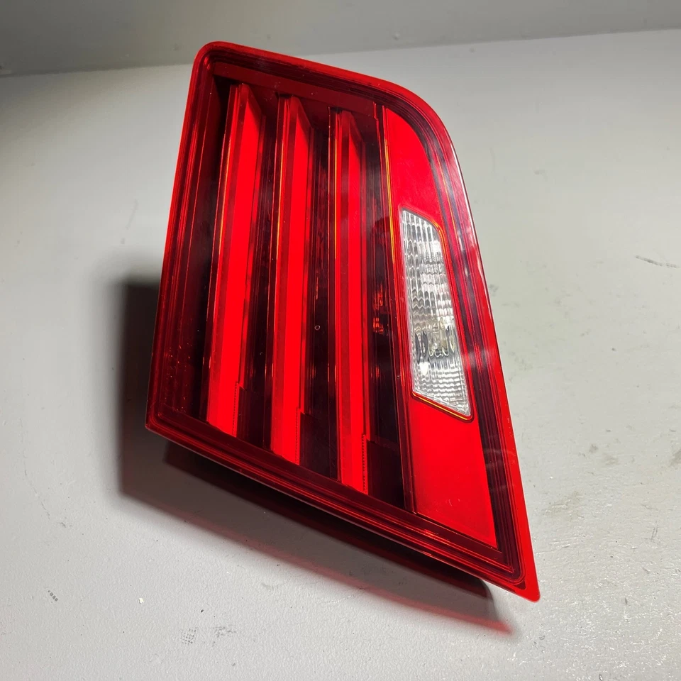 BMW 535i 2014-2016 tapa del maletero trasero lado del pasajero luz trasera interior lámpara OEM Foto 2 de 4