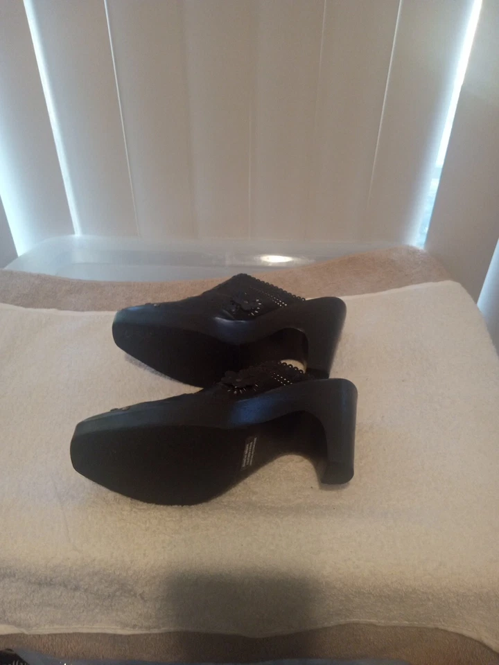 Zuecos para mujer Via Spiga de cuero florales negros talla 6M Foto 2 de 4