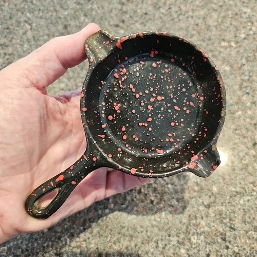 Vtg WAGNER WARE Enameled Cast Iron Skillet Ashtray Red Specs on Black 1050 EUC