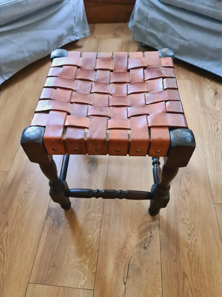 Taburete de madera de cuero antiguo asiento trenzado de cuero envejecido bronceado oscuro artículo raro Foto 4 de 4