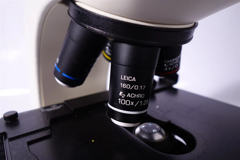 Microscopio Leica CME con 3 objetivos - Excelente estado de funcionamiento Foto 3 de 4