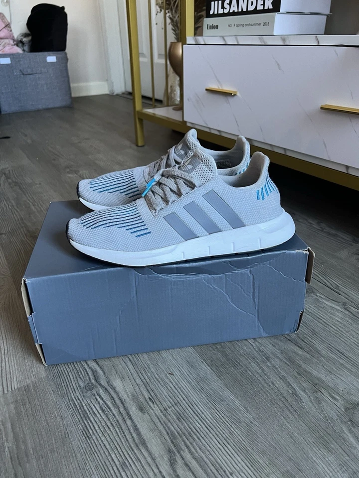 Talla 9 - Adidas Hombre Swift Run Gris Azul Blanco Foto 3 de 4