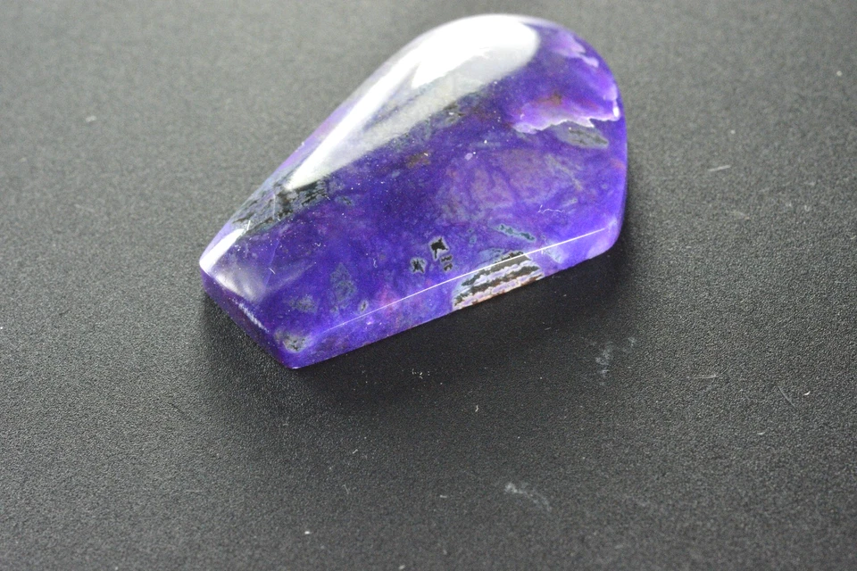 Cabujón Sugilite, cabina, mina Wessels, Sudáfrica, 31,4 quilates Foto 2 de 3