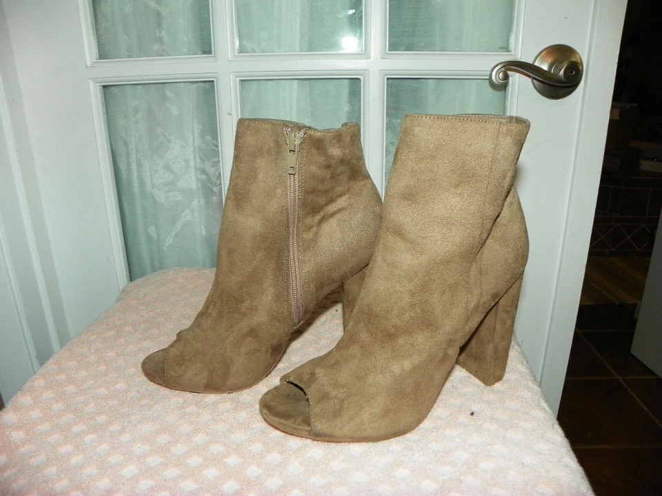 Botín Wild Diva de gamuza topo punta abierta bloque tacón alto cremallera lateral para mujer talla 7 M Foto 3 de 4