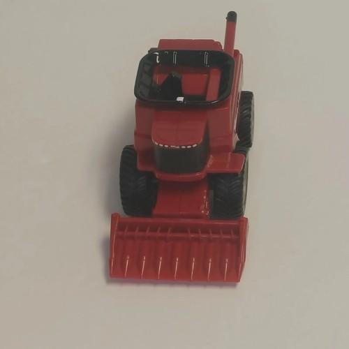 1:64 Case Combine Farm Equipment - Picture 6 of 10