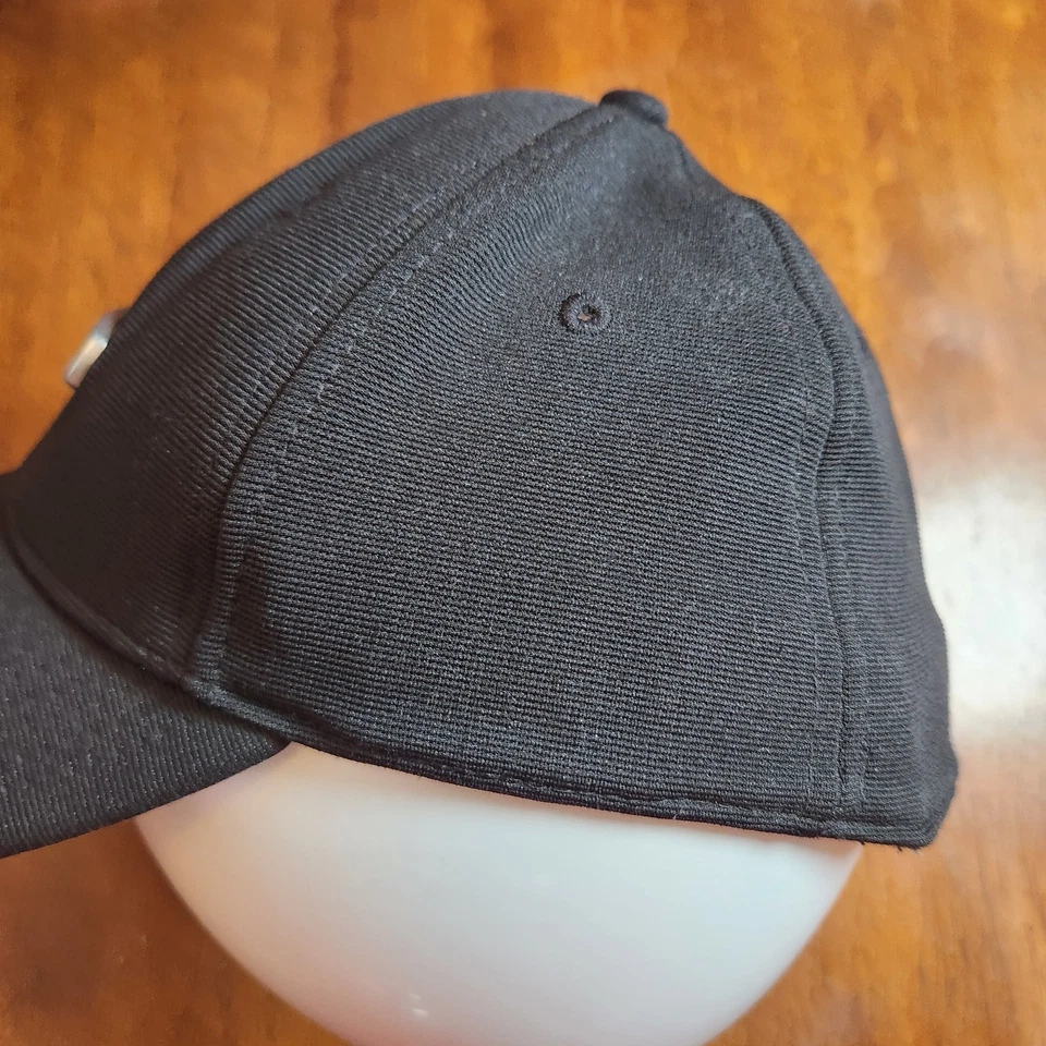 Sombrero Oakley de colección para hombre M/L ajustado metal lata de gas ropa suave Y2K negro Flexfit Foto 4 de 4