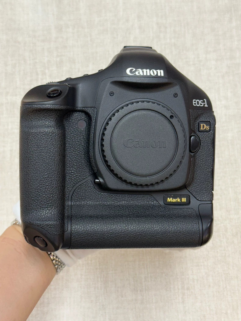 Buy Canon EOS 1Ds Mark III 21.1 MP Digital DSLR Body good condition