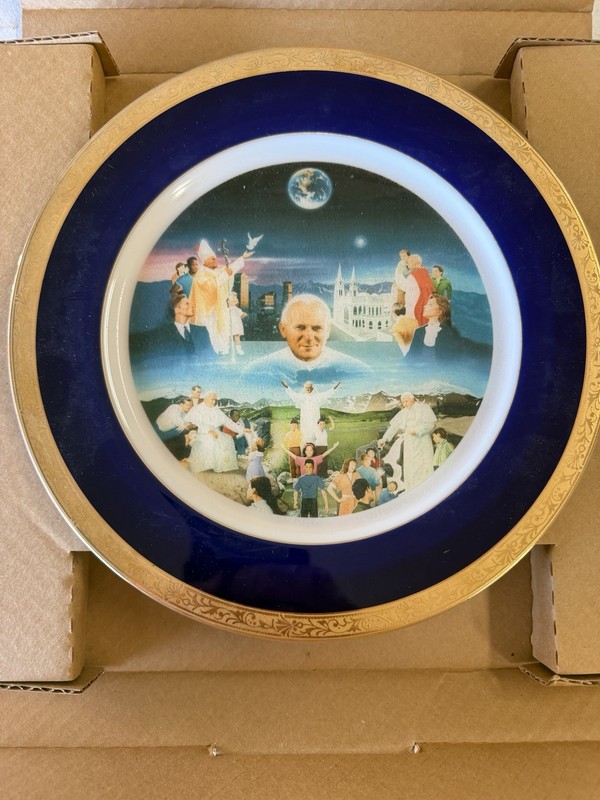 Decorative plate of Pope with people, church,  and Earth, blue & gold border.