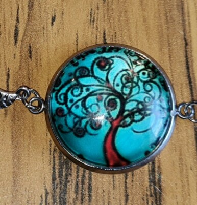 Kette & Blätter Tablett mit grünem Baum Glas Anhänger Armband.
