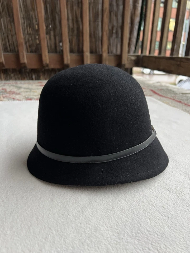 Sombrero para mujer Calvin Klein 100 % lana negro plateado herrajes Foto 2 de 4