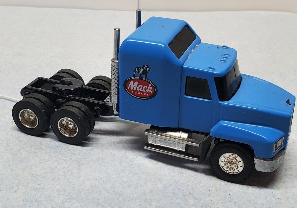 Penjoy CH600 Mack 半拖拉机带卧铺 Mack 卡车 — 第 2/4 张图片