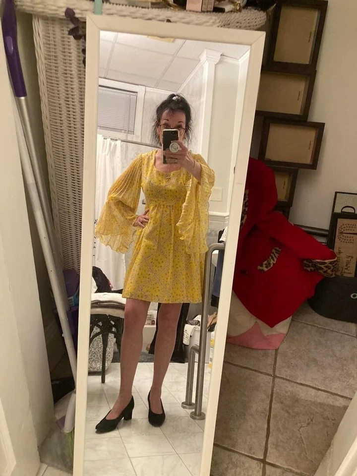 Mini Vestido Plisado Años 60 Mangas Mariposa Cintura Imperio, Amarillo con Flores ¡De Colección! Foto 2 de 4