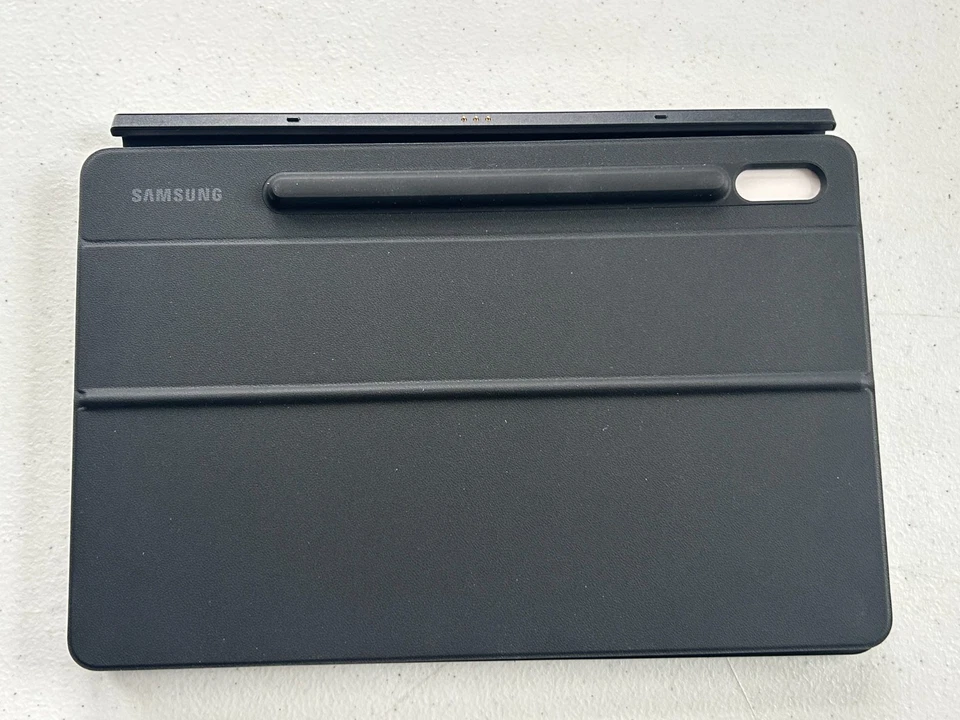 Samsung Keyboard Cover with Trackpad for 11" Galaxy Tab S7/S8 - Black EX-DISPLAY - Image 4 of 4