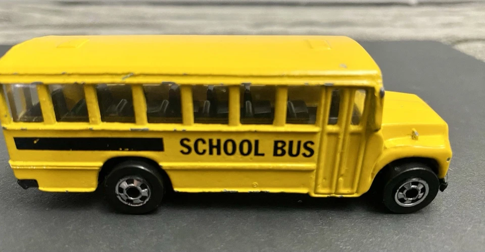 Autobús escolar público amarillo Hot Wheels 1988 vintage BW Blackwall 3 pulgadas Mayaysia Foto 2 de 4