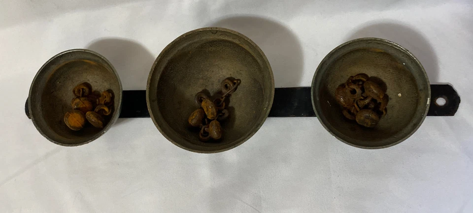 Antiguo carro CAMPANAS DE TRINEO latón triple clapper correa de metal tienda general Foto 4 de 4