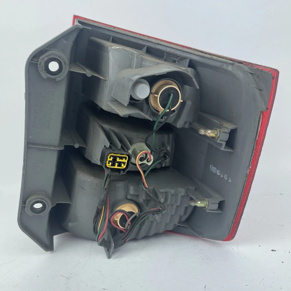 Luz trasera de freno izquierda Isuzu Axiom Driver 2002 2003 2004 OEM Foto 4 de 4