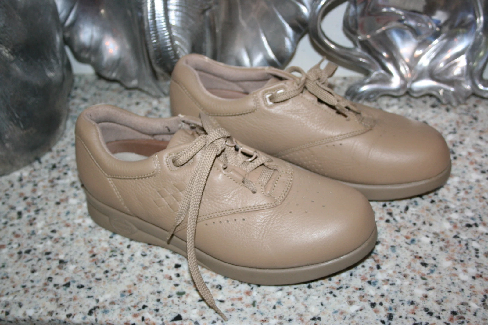 SUPREMES BY SOFT SPOTS SNEAKERS WALKING SHOES WOMENS SIZE 8 N BEIGE SOFTSPOTS