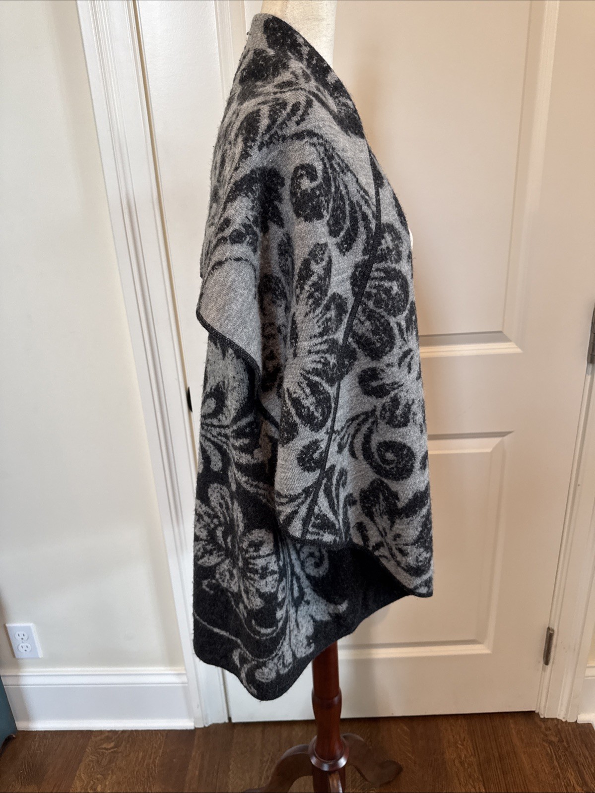 PERUVIAN CONNECTION Medium/Large Gray Floral Open… - image 5