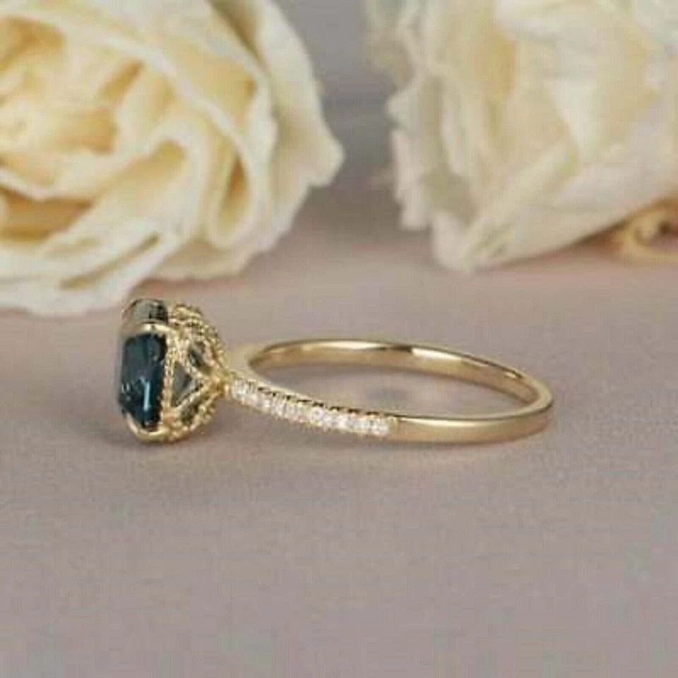 Alianza de boda de topacio azul Londres simulada con cojín de 2 quilates enchapada en oro amarillo de 14 quilates Foto 3 de 4