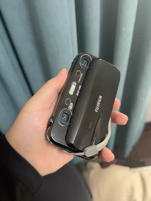 Fujifilm FinePix Real 3D W3 Digitalkamera 10MP 3-fach optischer Zoom Schwarz** - Image 1 of 4
