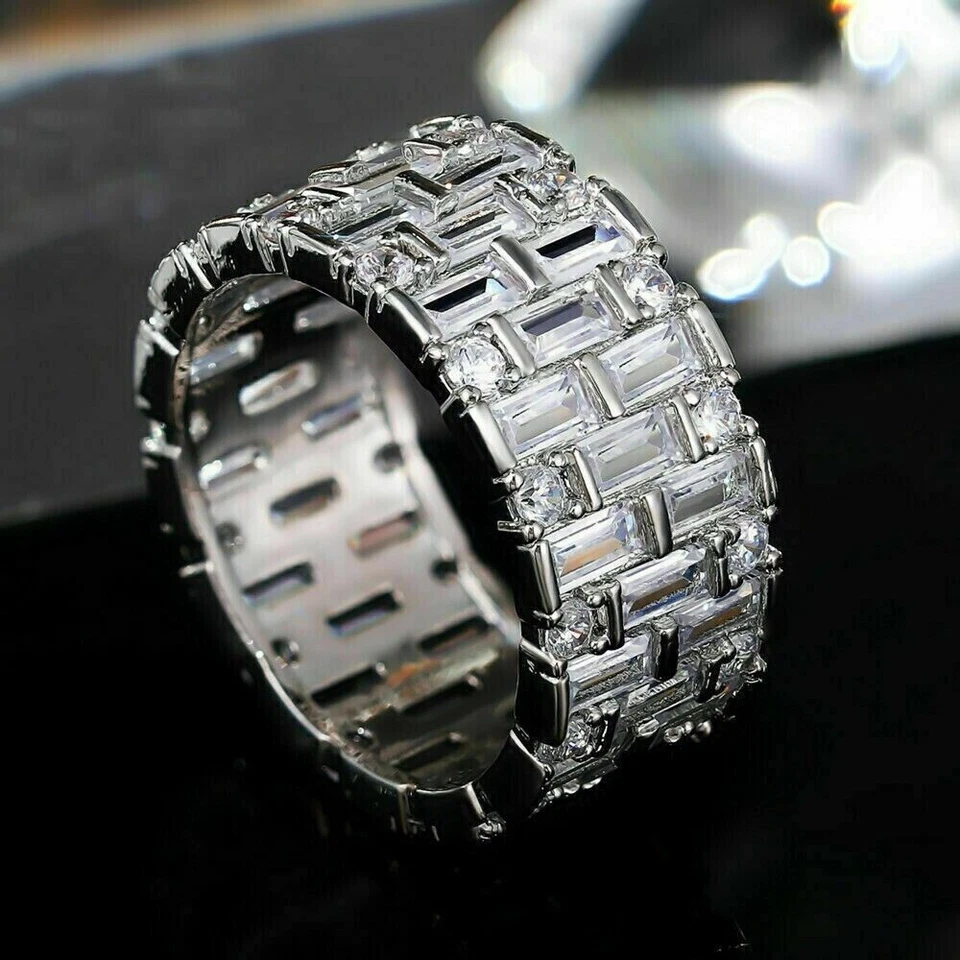 Anillo de eternidad de corte baguette de 3 quilates con banda de diamantes enchapado en oro blanco de 14 quilates para hombre Foto 4 de 4