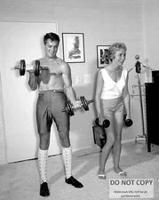 TONY CURTIS AND JANET LEIGH LIFTING WEIGHTS - 8X10 PUBLICITY PHOTO (MW412)