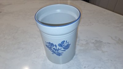 Pfaltzgraff Yorktowne Large 2 Quart Milk Beverage Pitcher USA 8 1/2'' Tall EUC