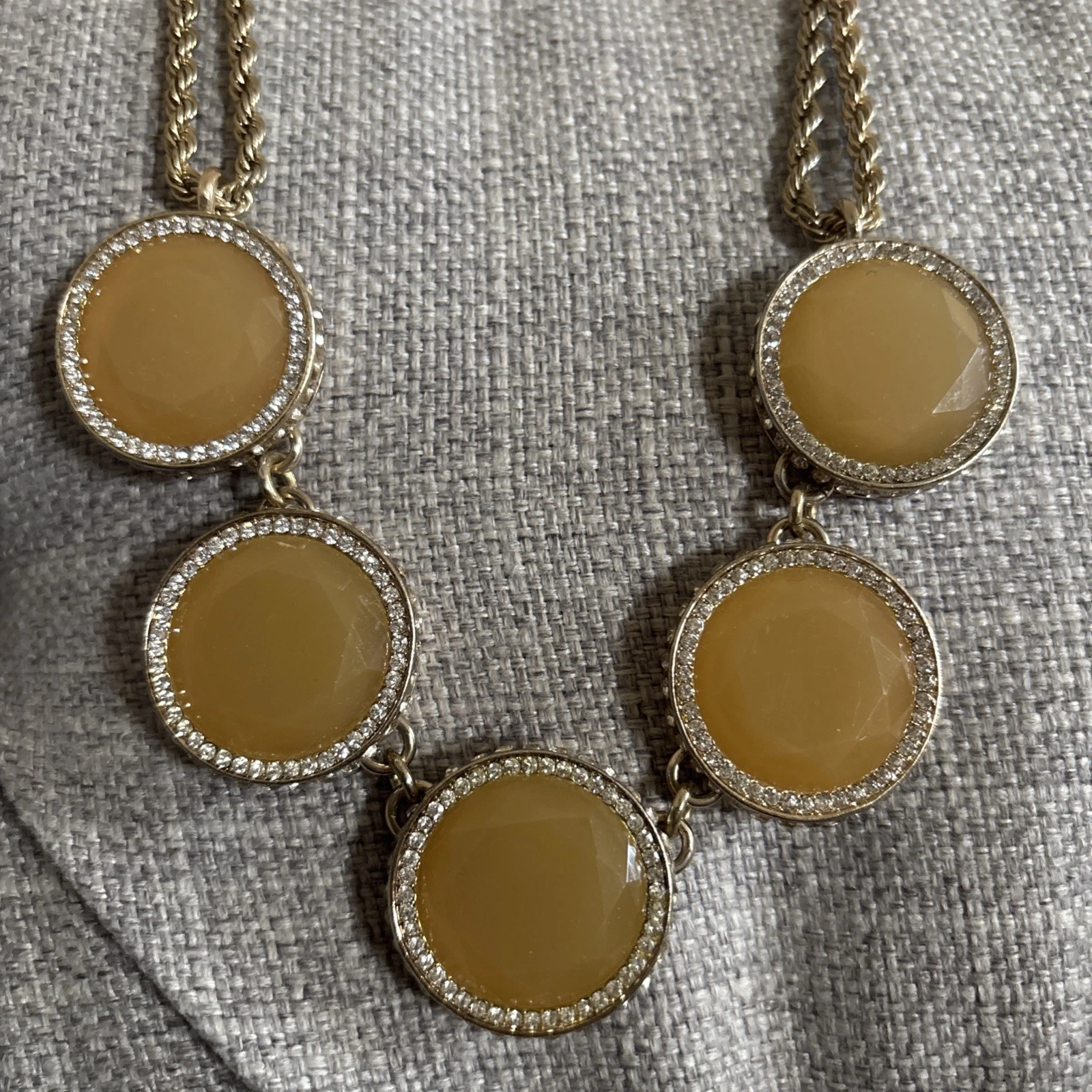 VETEMENTS Collana Banana Republic dichiarazione strass gialli e trasparenti