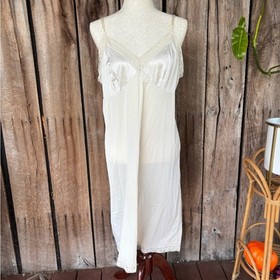 Vintage Ivory Lace Satin Bust Full Slip Nylon Blend Lingerie  Size M 1970s&ndash;1980s